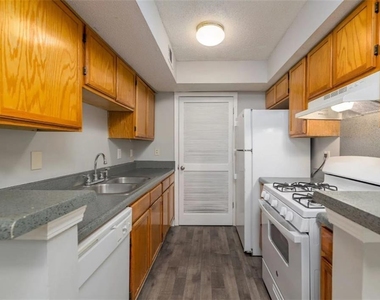 875 Hank Aaron Drive Sw - Photo Thumbnail 3