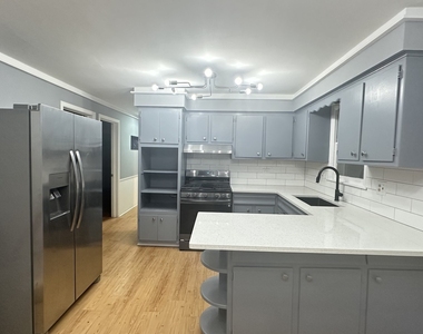 6118 W Gunnison Street - Photo Thumbnail 9