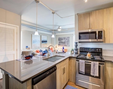 2025 Peachtree Road Ne - Photo Thumbnail 1