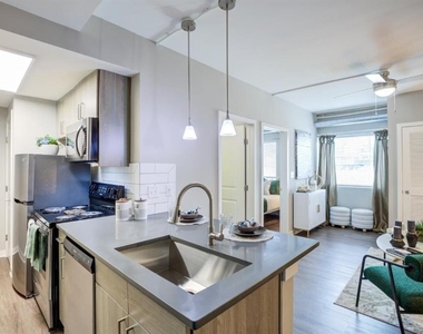 2025 Peachtree Road Ne - Photo Thumbnail 2