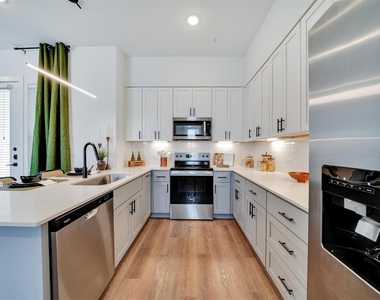 1601-418 Mustang Drive - Photo Thumbnail 8