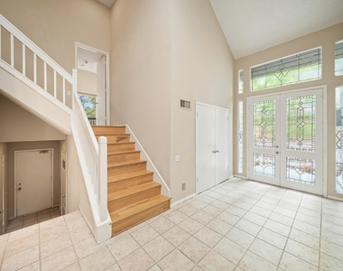 130 Sugarberry Circle - Photo Thumbnail 5