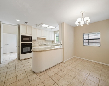 130 Sugarberry Circle - Photo Thumbnail 16