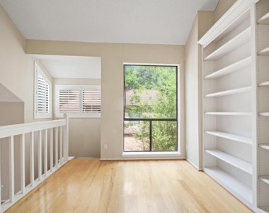 130 Sugarberry Circle - Photo Thumbnail 12