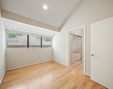 130 Sugarberry Circle - Photo Thumbnail 11