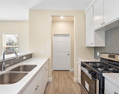 5618 Ridgeway Drive - Photo Thumbnail 3