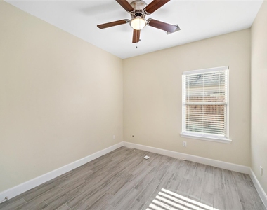 5618 Ridgeway Drive - Photo Thumbnail 2