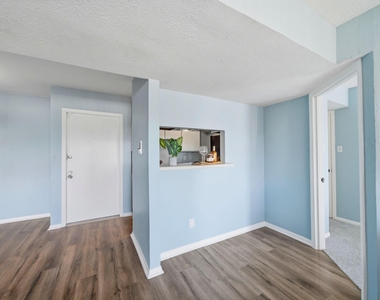 8523 Hearth Drive - Photo Thumbnail 7