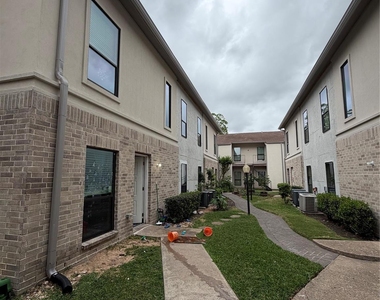 2425 Augusta Drive - Photo Thumbnail 2