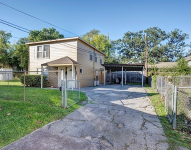 309 W 21st 1/2 Street - Photo Thumbnail 3