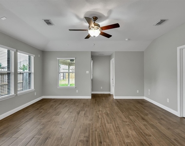 3011 Crescent Oaks Park Lane - Photo Thumbnail 11