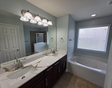 3011 Crescent Oaks Park Lane - Photo Thumbnail 18