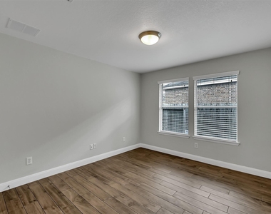 3011 Crescent Oaks Park Lane - Photo Thumbnail 13