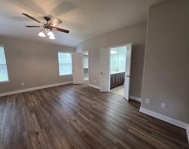 3011 Crescent Oaks Park Lane - Photo Thumbnail 15