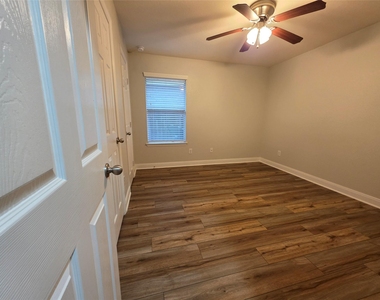 3011 Crescent Oaks Park Lane - Photo Thumbnail 20