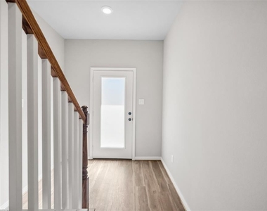 800 N Thompson Street - Photo Thumbnail 2