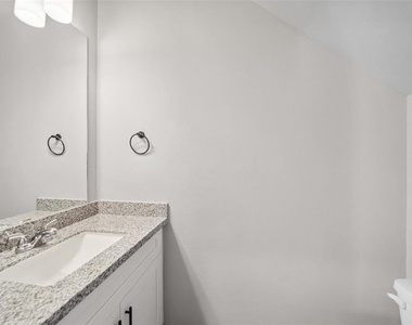 800 N Thompson Street - Photo Thumbnail 3