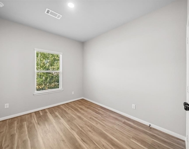 800 N Thompson Street - Photo Thumbnail 15