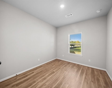 800 N Thompson Street - Photo Thumbnail 16