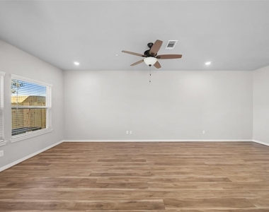 800 N Thompson Street - Photo Thumbnail 4