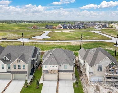 5234 Capricorn Way - Photo Thumbnail 2