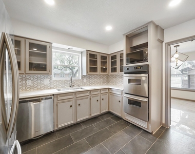 14202 Piping Rock Lane - Photo Thumbnail 6