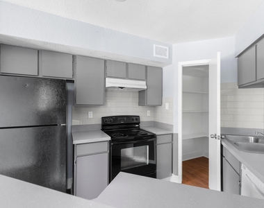 7200 W T C Jester Boulevard W - Photo Thumbnail 8