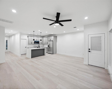 8218 Lawler Street - Photo Thumbnail 10