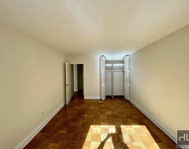 East 71st Street - Photo Thumbnail 4