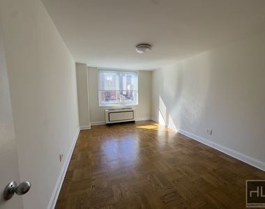 East 71st Street - Photo Thumbnail 3