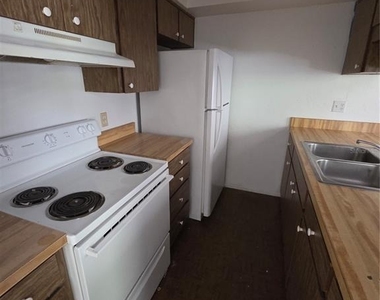 830 N Clake Street - Photo Thumbnail 3