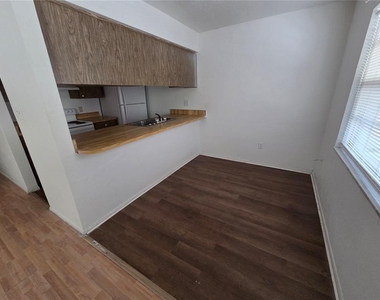 830 N Clake Street - Photo Thumbnail 4