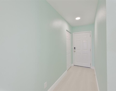 812 Bahia Del Sol Drive - Photo Thumbnail 4