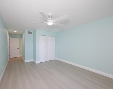812 Bahia Del Sol Drive - Photo Thumbnail 15