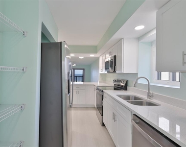 812 Bahia Del Sol Drive - Photo Thumbnail 10