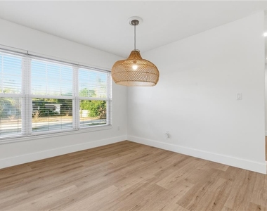 327 Sunny Lane - Photo Thumbnail 10
