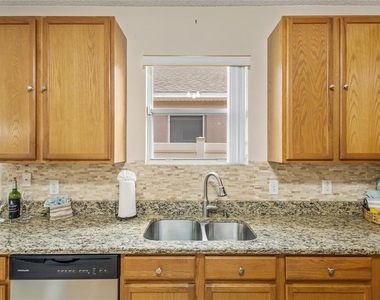 422 Graystone Boulevard - Photo Thumbnail 10