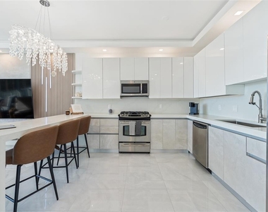 150 E Robinson Street - Photo Thumbnail 6