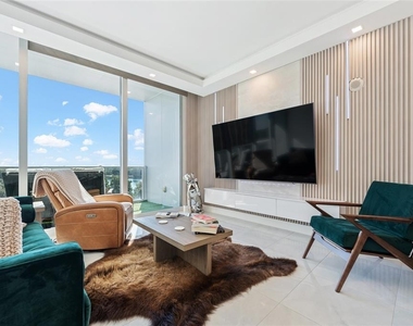 150 E Robinson Street - Photo Thumbnail 10