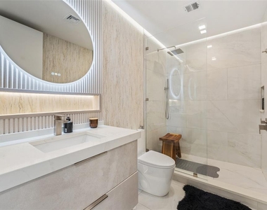 150 E Robinson Street - Photo Thumbnail 5