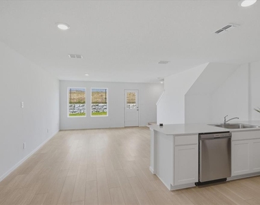 862 Lynx Street - Photo Thumbnail 4