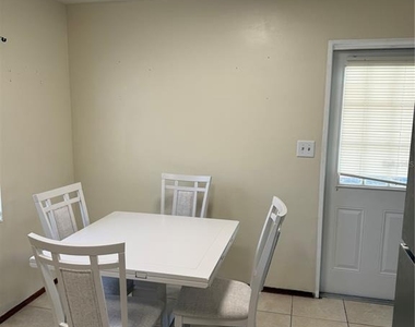 1247 Lakeview Drive - Photo Thumbnail 7