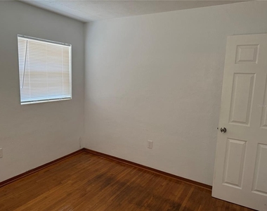 1247 Lakeview Drive - Photo Thumbnail 17