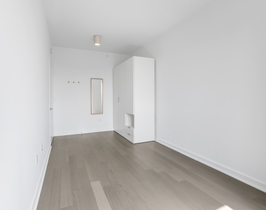 29-22 Northern Blvd - Photo Thumbnail 4
