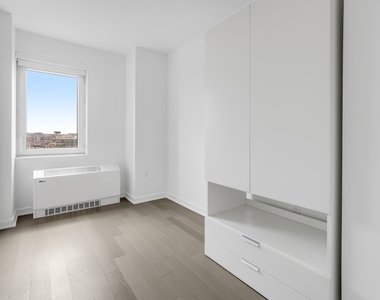 29-22 Northern Blvd - Photo Thumbnail 2