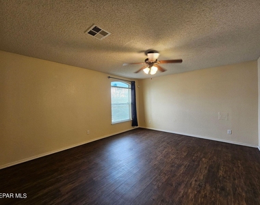 10909 Northview Drive - Photo Thumbnail 15