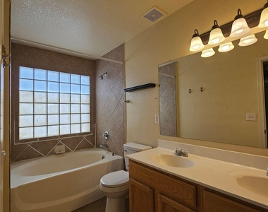 10909 Northview Drive - Photo Thumbnail 7