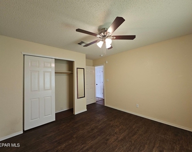 10909 Northview Drive - Photo Thumbnail 4