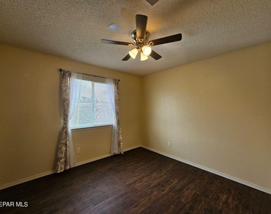 10909 Northview Drive - Photo Thumbnail 8