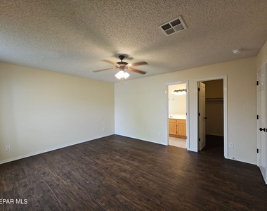 10909 Northview Drive - Photo Thumbnail 5